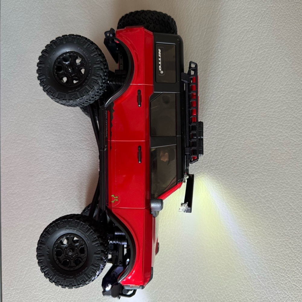 AXIAL - 1/24 SCX24 2021 FORD BRONCO 4WD TRUCJ with USB Charger and Remote | Red - Picture 6 of 11